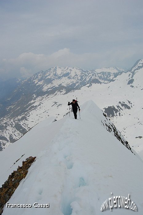 07 Piero sulla cresta verso la vetta.jpg